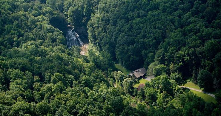 O sonho dourado: Um refúgio isolado numa casa de campo que inclui duas cascatas