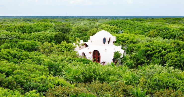 Um incrível hotel ecológico inspirado em Gaudi, entre praias de areia branca e bosques tropicais