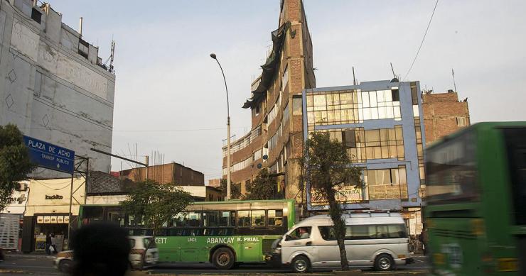 Sete andares e 1,2 metros de largura: o edifício ilegal no Peru que é um perigo mortal