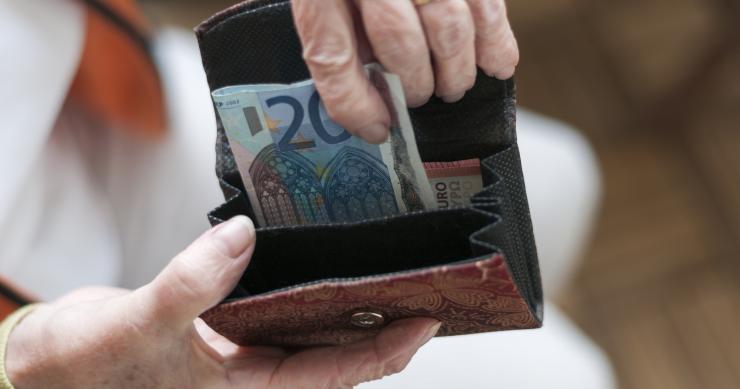 Portugueses andam com 29 euros na carteira, o valor mais baixo da Zona Euro