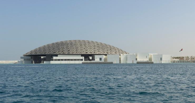 Entre a areia e o mar: o Louvre de Abu Dhabi já abriu portas