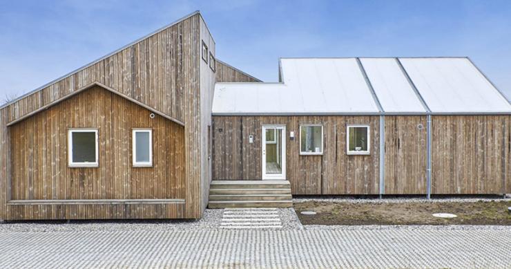 Trata-se de uma casa modular feita a partir de materiais reciclados