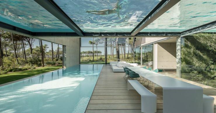 Sim, esta casa tem mesmo duas piscinas