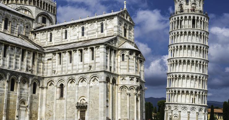 A Torre de Pisa tem uma inclinação de cinco graus...