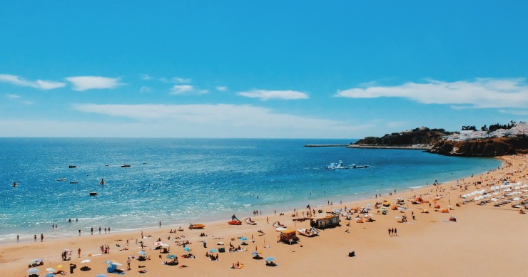 Andas à procura de trabalho? No Algarve não há gente suficiente