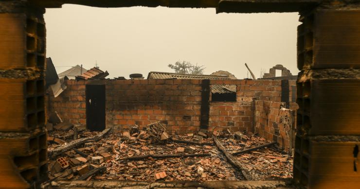 Uso de fundos para a reconstrução de casas dos incêndios investigado pela Justiça 