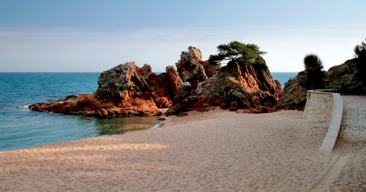 A Spanish beach at Lloret de Mar / Wikimedia commons