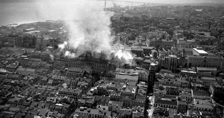 Incêndio no Chiado, 30 anos depois – as imagens do coração de Lisboa em chamas