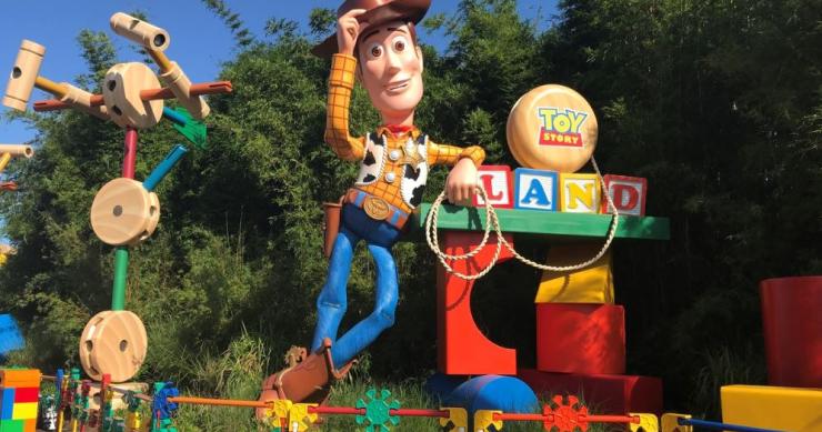 Agora o brinquedo és tu: assim é o parque de diversões Toy Story Land