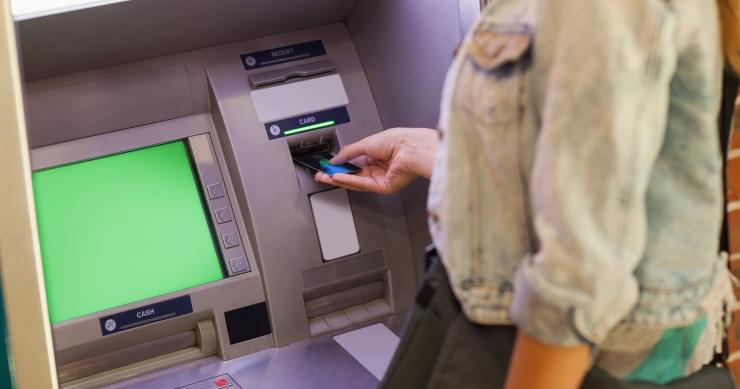 Afinal, paga-se (ou não) por levantar dinheiro no multibanco? BdP responde