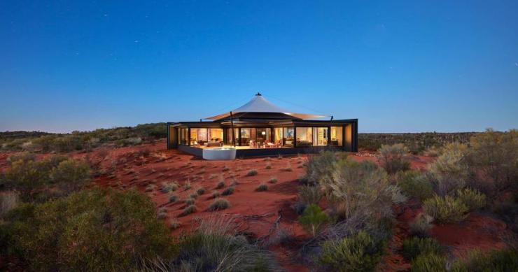 Encontra-se no deserto de Uluru-Kata Tjuta