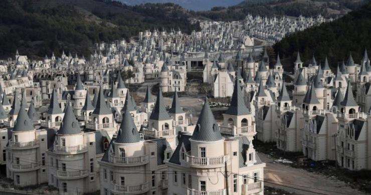 As casas foram construídas em forma de castelo da Disney