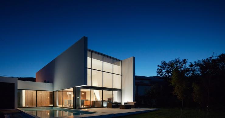 Uma casa “iluminada” e perdida na magnífica paisagem minhota