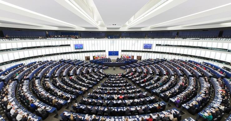 Quanto recebe um eurodeputado, somando salário e subsídios vários? 