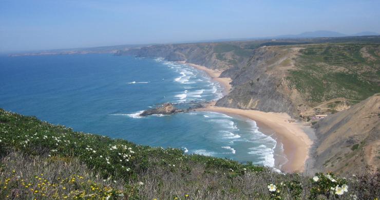 Há um "bairro de lata" com vista para o mar a nascer na Costa Alentejana