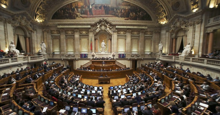 Governo pede apoio no Parlamento para plano que trave subida de preços das casas
