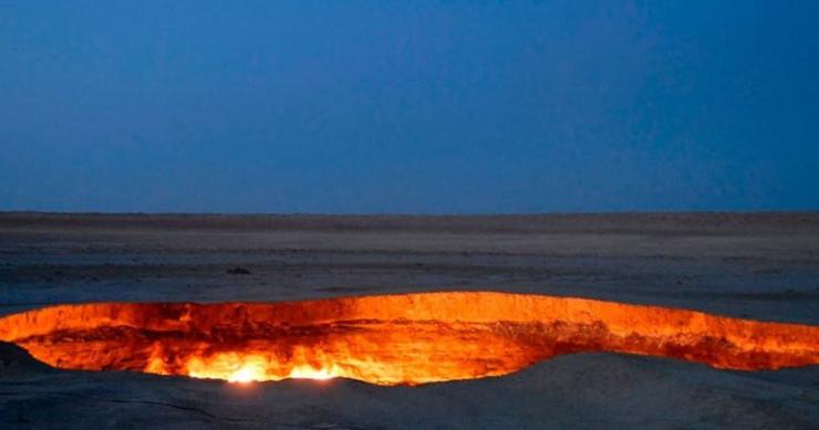 A cratera encontra-se no deserto de Karakum, no Turquemenistão