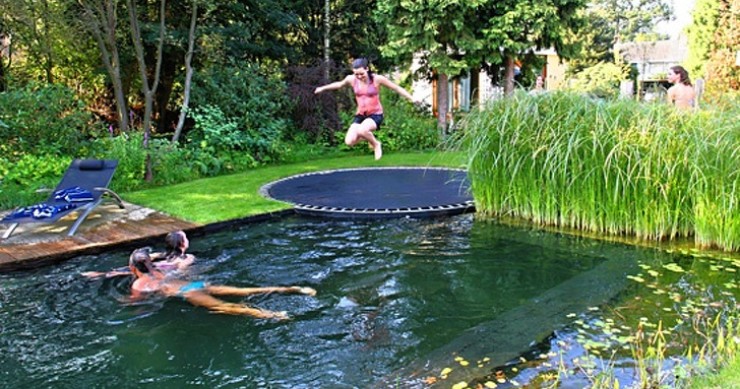 Um trampolim à beira da piscina