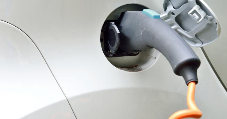 A tomada para carregar carros elétricos pode ser instalada no lugar de estacionamento?