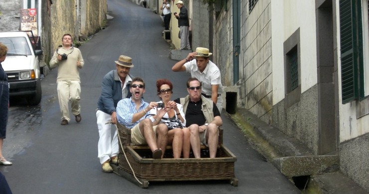 Die Korbschlittenfahrt ist eine etwas andere Touristenattraktion auf Madeira / Hilmil1/Flickr