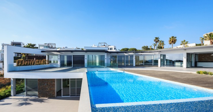 Huge panoramic windows let lots of natural light into this house of the week