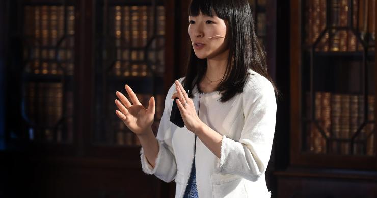 Marie Kondo: guru da casa dá agora dicas de ouro para meter ordem na vida laboral