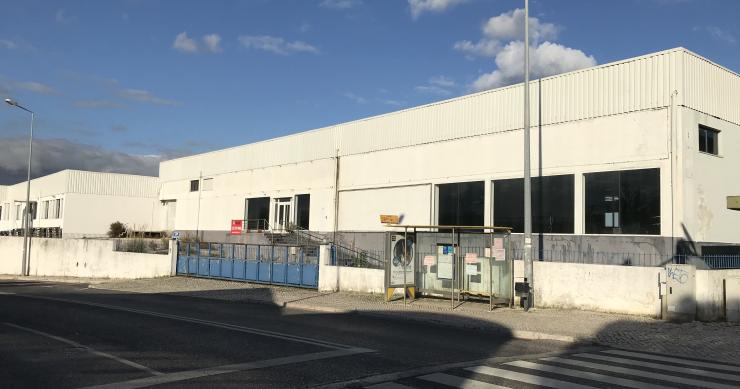 Há um armazém com 1.300 m2 à procura de inquilino junto ao aeroporto de Lisboa