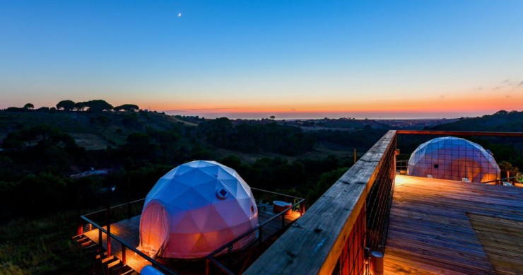 Una vista de las "mini casas" al atardecer