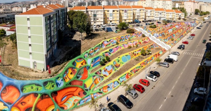 A bird's eye view of this spectacular street art in Lisbon / Cin