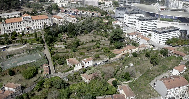 Porto: há dois grandes terrenos nas Antas à venda onde podem ser construídas (também) casas