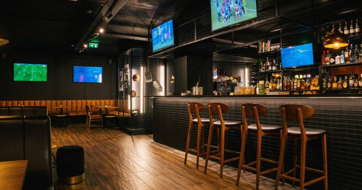 Tribuna Sports Bar, um restaurante-bar em Gaia com 16 televisões que tem um futebolista como sócio