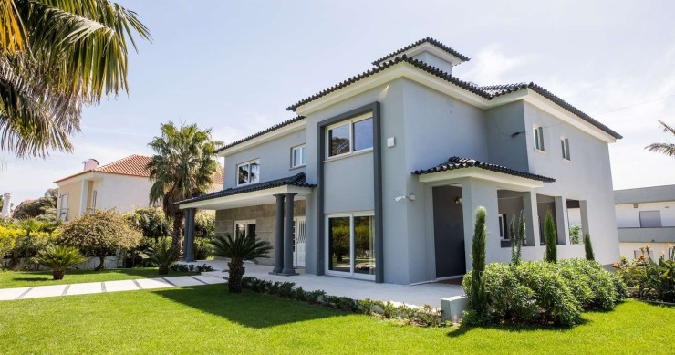 The large villa in Monte Estoril is for sale