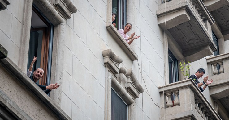 A vida à varanda e nas janelas durante a quarentena à volta do mundo