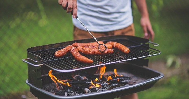 Como fazer um churrasco em casa em segurança (e mantendo longe a Covid-19)