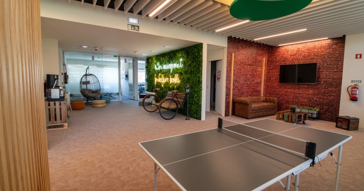 Os novos escritórios da PHC Software no Porto têm mesa de ping-pong e até um banco de jardim