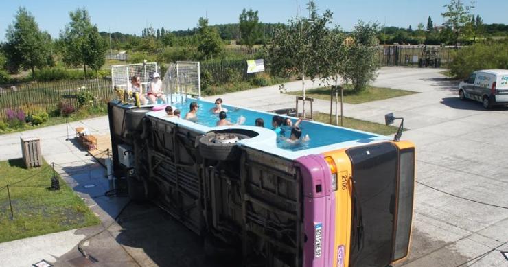 Este velho autocarro em França foi transformado numa incrível piscina urbana