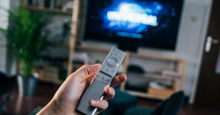 A TV avariou e queres comprar uma desde casa? Ensinamos como fazê-lo em segurança