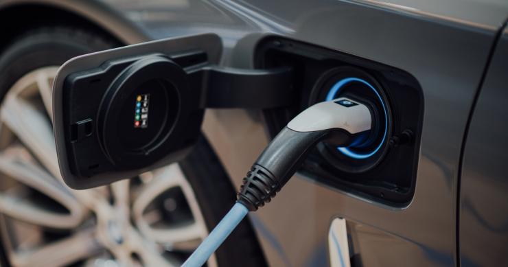 Edifícios de comércio e serviços obrigados a instalar carregadores de carros elétricos até 2024