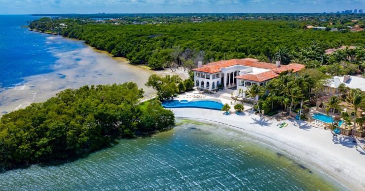 Esta enorme mansão com praia privada na costa de Miami está à venda (e esconde um interior incrível)