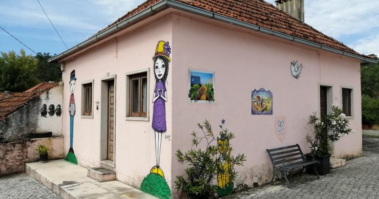 Há uma aldeia em Portugal com obras de artistas do mundo inteiro: bem-vindos a Barrenta