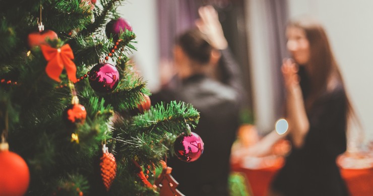 Como organizar uma festa de Natal virtual com a família e amigos
