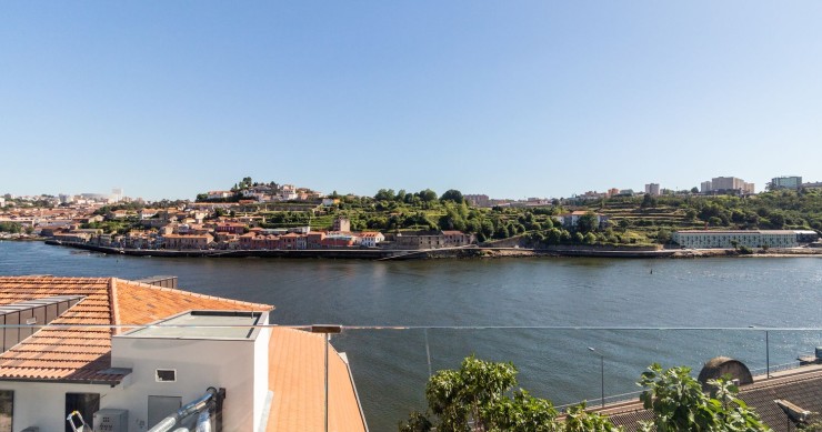 Enjoy spectacular views of the River Douro in this beautiful apartment