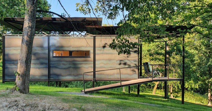 Uma minicasa pré-fabricada que se adapta a qualquer terreno e se integra na zona envolvente 