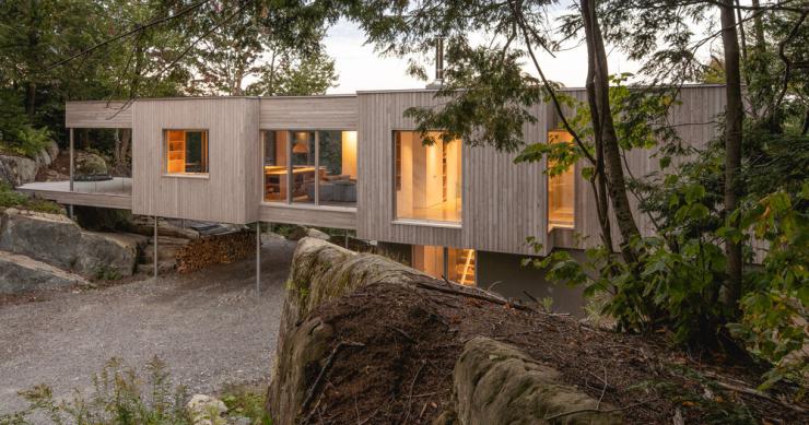 Uma bonita casa de madeira para viver mais perto da natureza e respirar ar puro