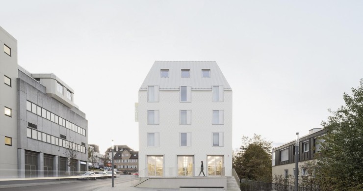 Um hotel modular de madeira que combina sustentabilidade com design barroco
