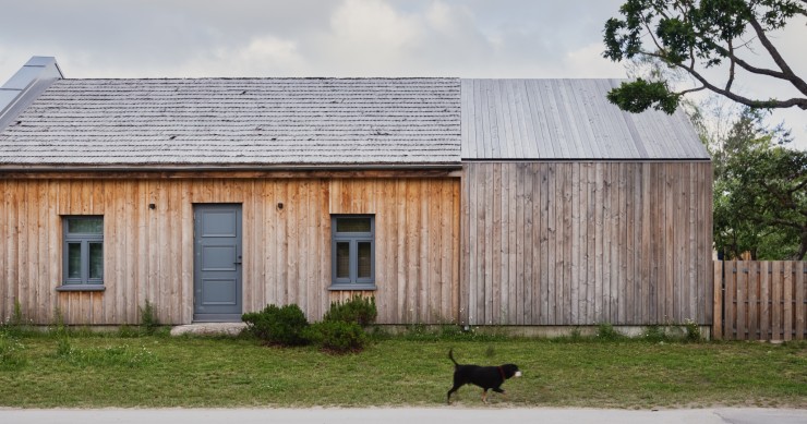 Esta casa pré-fabricada de estilo nórdico na Letónia esconde um jardim incrível