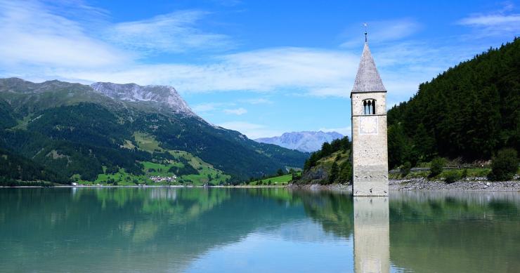 A lenda de Curon Venosta: a mágica histórica da igreja afundada que voltou à tona de água