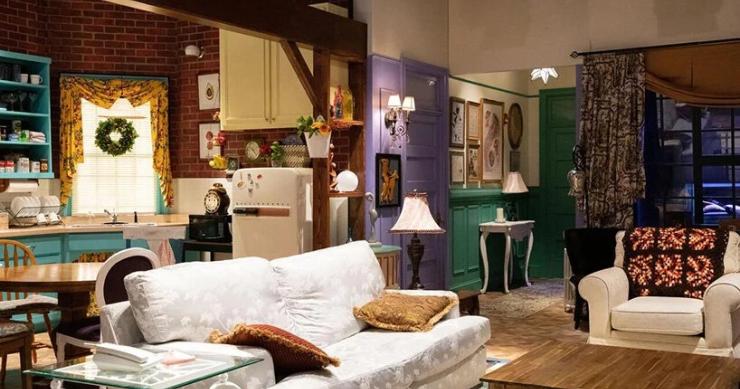 Friends regressa com novo episódio e surpresas – e já é possível ficar nas casas da mítica série