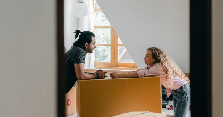 Viver em casas partilhadas: este casal do TikTok retrata cenas hilariantes entre colegas de quarto