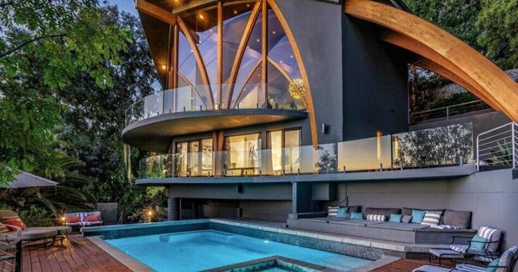 Esta casa futurista está à venda por 7,8 milhões e esconde um interior incrível 